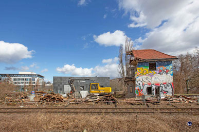 Abbruch des alten Stellwerks am 18. März 2017. Blick vom Bahnsteig auf die Abrissarbeiten. 