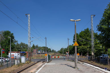 Von den Arbeiten zum Neubau der Dresdner Bahn war 2018 in Blankenfelde noch nichts zu spüren. Nach wie vor riegelte bei einer Zugfahrt eine ungewöhnliche Schrankenanlage, bei der auch der Bahnsteig gesperrt wurde, die Gleise ab.