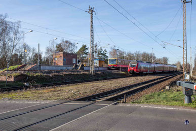 Aus der Perspektive scheint am 14.3.2020 ein Triebwagen der Baureihe 442 (Talent) unmittelbar neben einem Zug der Berliner S-Bahn zu halten, wie erst viele Jahre später auf der anderen Seite der Karl-Marx-Straße neben dem Parkhaus möglich.. 