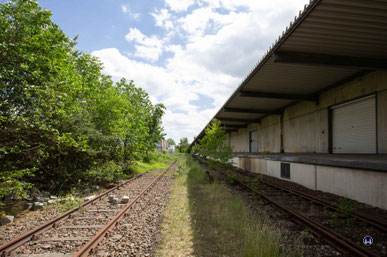 Die Laderampe mit der zum Ausziehgleis führenden Weiche. 