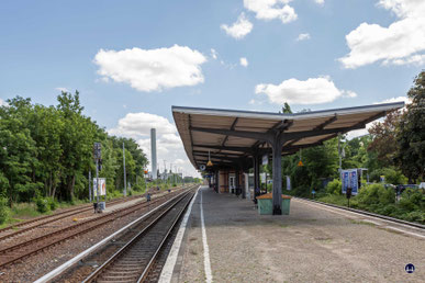 Das erst 1914 errichtete Bahnsteigdach des "Neuen Bahnhofs" aus dem Jahre 1903 für die Vorortbahn (heute S-Bahn). Das Gebäude des "Alten Bahnhofs" der Dresdner Bahn wurde hingegen im Krieg zerstört. 