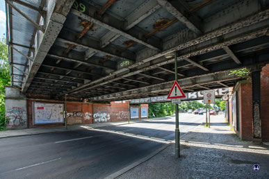 Auch die alten, über die Attilastraße führenden Stahlbrücken mussten erneuert werden. Der Zustand der Brücken, insbesondere auch der Entwässerung, war schlecht, wie ein Blick auf die Unterseite der Fernbahnbrücken zeigt.