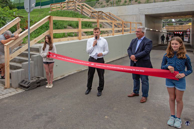 m 30. Juni 20243 wurde der Tunnelweg im Rahmen einer kleinen Feier der Öffentlichkeit übergeben. Links mit Mikro Marcus Reuner, Projektleiter der Dresdner Bahn.