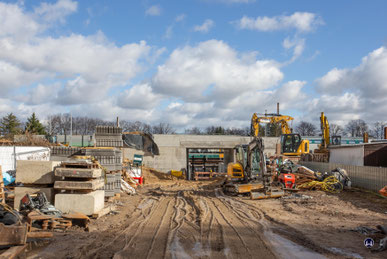 19. Februar 2023. Das neue Überführungsbauwerk der S-Bahn ist im Rohbau fertiggestellt. Im Hintergrund eilt ein Zug der ODEG dem Bahnhof Blankenfelde entgegen. 