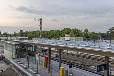 Sperrwochenende 31.5 - 1.6.2025. Am 31.5. wurde der bislang in der Achse des künftigen Gleis 3 stehende Gittermast entfernt. Nur das hinter den Bahnsteigdachstützen zu sehende Fundament des Gittermastes blieb vorerst noch bestehen. 