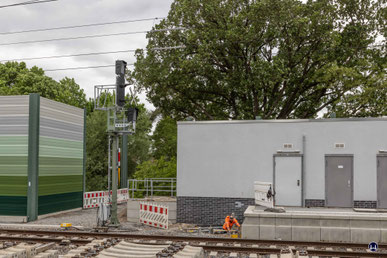 Letzte Glättungsarbeiten am Verbauungsort des soeben mit dem Zweiwegebagger angelieferten Betons. 