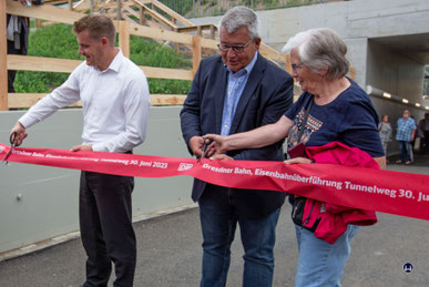 uch der Bürgermeister von Blankenfelde-Mahlow, Michael Schwuchow, ließ  es sich nehmen, mit einem Redebeitrag und der Durchtrennung des "Roten Bandes" der Veranstaltung beizuwohnen.
