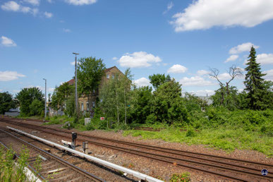 Noch einmal ein Blick auf das Beamtenwohnhaus aus dem Jahre 1890. Der Güterbahnhof Marienfelde besaß umfangreiche Gleisanlagen, da sich im Umfeld neben der Gasanstalt zahlreiche Werke mit ihren Anschlussgleisen befanden. 