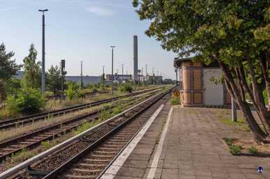 Blick vom "Neuen Bahnhof" (dem Bahnsteig der S-Bahn) in Richtung Buckower Chaussee. Der große Schornstein gehört zum Werk von Daimler-Benz, das früher ebenfalls zwei Anschlussgleise besaß.