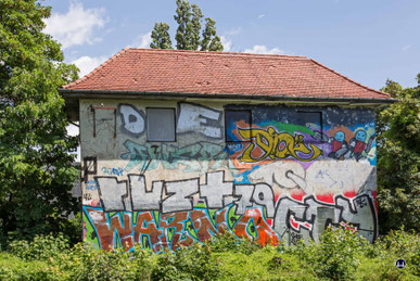 Das Stellwerk Tfd vor dem Abbruch. Das Stellwerk war aufgrund der umfangreichen Aufgabenstellungen eines der größten an der Dresdner Bahn in Berlin. 