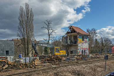 Stellwerk TFD am S-Bahnhof Attilastraße während des Abbruchs.
