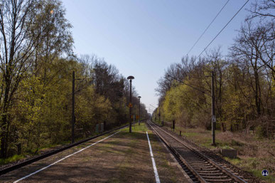 Auch am 16. April 2019 war - wie das Foto des eher selten fotografierten hinteren Teil (Richtung Glasowbach) zeigt - der Bahnhof Blankenfelde noch nicht von Bauarbeiten betroffen. 