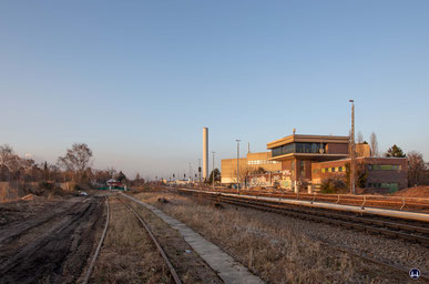 2018. Blick in Richtung des S-Bahnhofs Marienfelde. Ganz links ist das freigelegte Gleis der Militäreisenbahn zu erkennen.