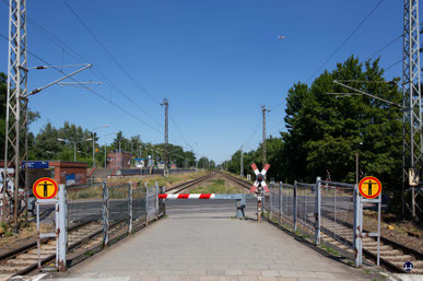 Wer vom Regionalbahnsteig zu dem im Hintergrund zu sehenden, rund 1,5 m höherliegenden Bahnsteig der S-Bahn wollte, der musste nicht nur ein Fernbahngleis, sondern auch die vielbefahrene Karl-Marx-Straße queren. 