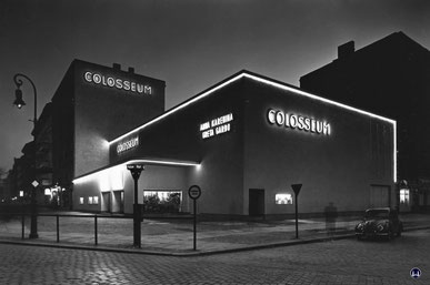 Das Kino Colosseum in Kreuzberg bei Nacht.