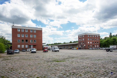 Der Blick zurück vom LKW - Abstellplatz auf die hinteren Kopfbauten des Güterbahnhofs. 