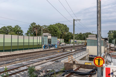 In der Nische vor dem Bahnsteigaufgang wurde ein weiterer Mast zur Aufnahme der Fahrleitung von Gleis 4 als Ersatz für den abgebauten Gittermast aufgestellt. Die Fahrleitung von Gleis 2 übernimmt der vor kurzem aufgestellte Mast in schmaler Sonderbauform.