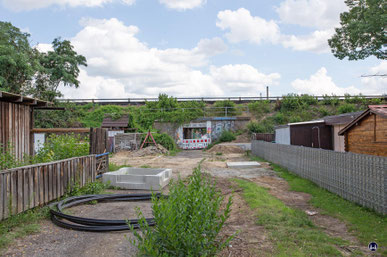 27. Juli 2021. Der Bau von Kabelschachtanlagen im Bereich der Fußgängerunterführung an der Erich - Klausener - Straße ist bereits weitgehend abgeschlossen.