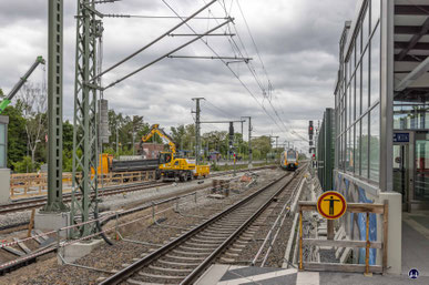Ein Zug der ODEG fährt in den Bahnhof Blankenfelde ein. Gut zu sehen der dem künftigen Gleis 3 im Weg stehende Gittermast. Seit Nachfolger in schmaler Sonderbauart steht hinter ihm bereits bereit.