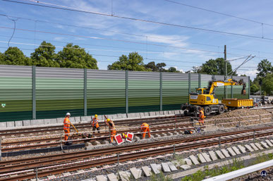 Aufbau des Gleis 3. Im Hintergrund vor dem Zwei-Wege-Bagger ist die noch verbliebene Weiche in Gleis 4 zu sehen.