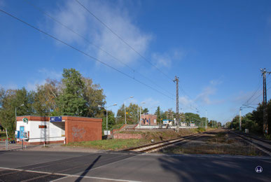 09. Oktober 2017. Noch haben die Arbeiten in Blankenfelde nicht begonnen. Der Bahnsteig der S-Bahn befindet sich seit der Wiederherstellung der durch die Mauer getrennten Verbindung rund 1,5 m über den Niveau der Fernbahngleise. 