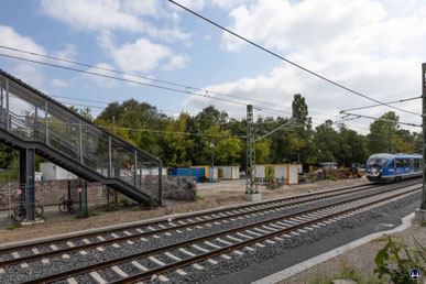 Ein Verbrennungstriebwagen Desiro Classic der DB - Baureihe 642 auf der Dresdner Bahn am Bahnhof Buckower Chaussee.