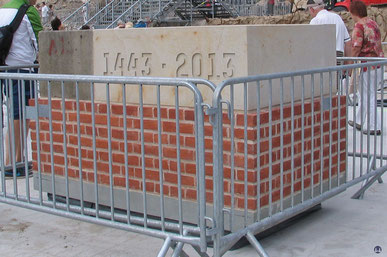 Der noch nicht an seine Einbaustelle versetzte Grundstein.