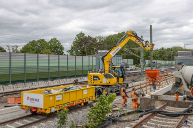 Der angelieferten Beton wird nun zum hinteren Ende des Kombibahnsteigs am Glasowbach transportiert. 