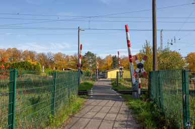 Dem Gleis der "Potsdamer Kurve" (vorn) folgten die beiden Gleise der "Schönefelder Kurve", für die eine weitere Schrankenanlage erforderlich war. 