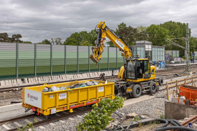 Die Betonierungsarbeiten sind beendet, nun wird auf den LKW gewartet, der den Schutt aus dem Waggon übernimmt.