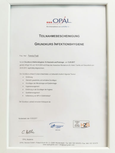 Hygiene & Sauberkeit sind hier unabdingbar!   Deshalb hat sie 2017 freiwillig den   "Grundkurs für Infektionshygiene Kosmetik" absolviert.   (Das Curriculum des Lehrgangs ist gemäß §4 MPBetreibV und entspricht der Fortbildungsempfehlung des Hessischen Ministeriums.)  Ein Hygienestandard, den ihre Kunden zu schätzen wissen. 