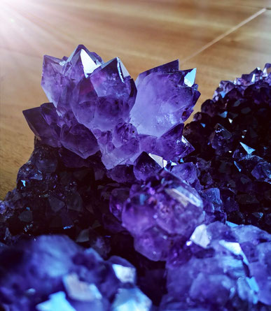 Der Amethyst reinigt, neutralisiert und lädt Heilsteine und Gegenstände auf. Er gibt ein gutes Raumklima.