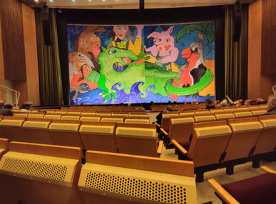 Bühnenvorhang zu "Urmel aus dem Eis" mit Zuschauerraum im Scharoun Theater Wolfsburg 
