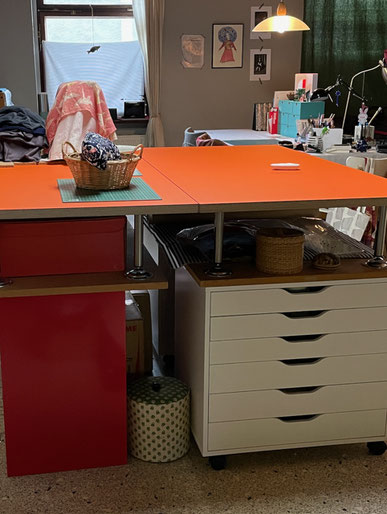 And then even my ancient sewing barrel has room under the cutting table. In the background you can see the old cutting table. © Griselka 2021