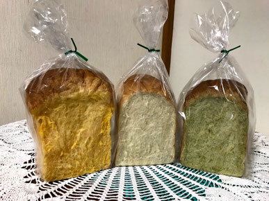 ニンジン、プレーン、ケールの食パンです。