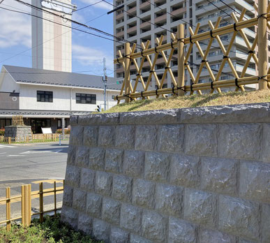 2021年3月に復元された東海道五十三次 平塚宿の江戸見附、左奥は2001年に復元されたもの　2021年4が月9日撮影