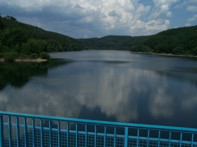 Blick von der Staumauer über die Oleftalsperre