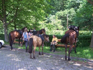 Pause unter der Staumauer neben dem Parkplatz