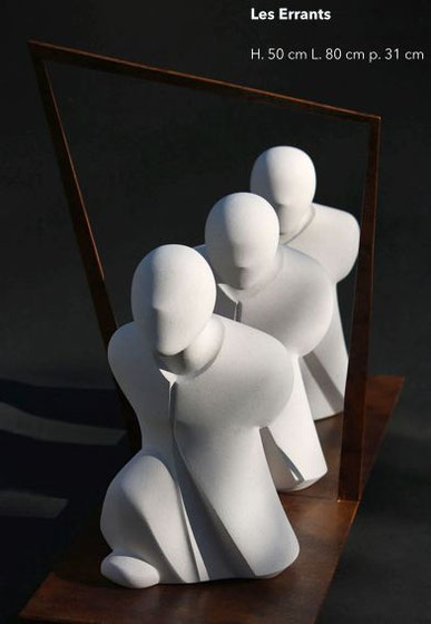 Les errants, sculpture en pierre de Lens, 3 personnages marchent