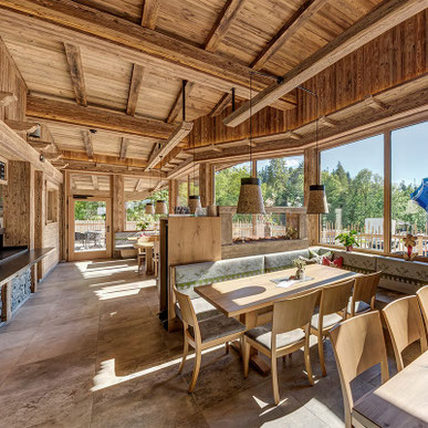 Sebi Alm - Blick in den Innenbereich mit Tischen, Stühlen und Bänken