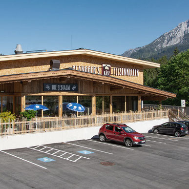 Sebi-Alm – Parkplatz, inkl. Behindertenparkplatz direkt vor der Terasse