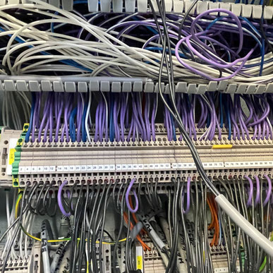 Schaltschrank-Verdrahtung an Klemmleisten (Control-Panel Wiring)