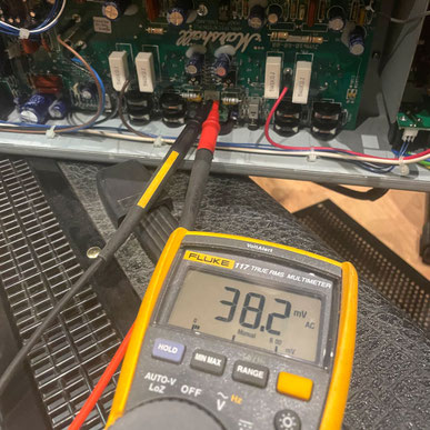 Spannungsmessung auf der Platine mit Multimeter (Fehlersuche / Elektromessung)
