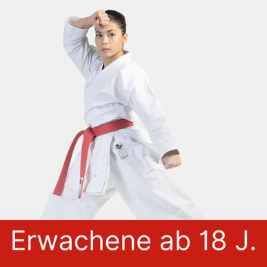 Erwachsenen Frau im Karate Anzug zeigt Karate Technik. 