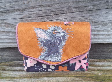 petit porte-monnaie accordéon brodé femme, porte-monnaie à soufflet 3 compartiments, broderie chat, tissu gris avec des fleurs , suédine caramel, cadeau pour femme ou fille qui aime les chats