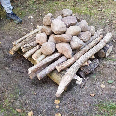 Steine und Holz werden geschichtet
