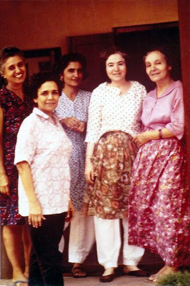 Meherazad, India ; ( L-R ) Katie, Arnavaz, Meheru, Mani and Mehera Irani