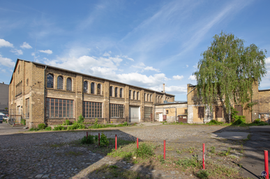 Blick auf die Seitenfront der Alten Reithalle.