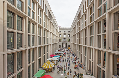 Das Berliner Schloss in Mitte. Moderner Innenhof.