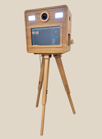 Cette photo représente une borne à selfie ou Photobooth en bois disponible à la location sur Montauban et le Tarn et Garonne.